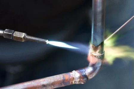 Löten eines Kupferrohrs mit einem Gasbrenner